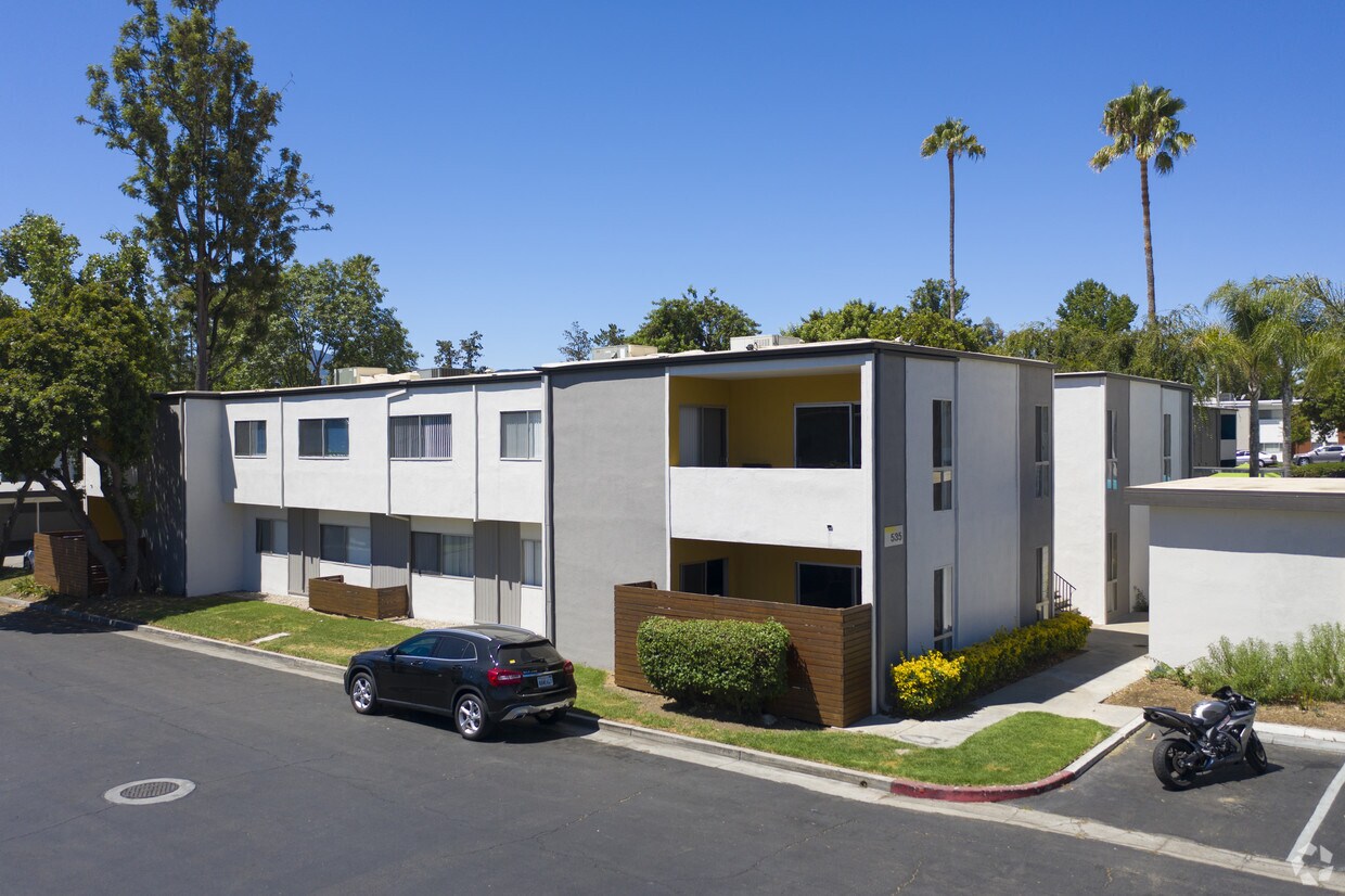 arrive-at-the-retreat-thousand-oaks-ca-building-photo