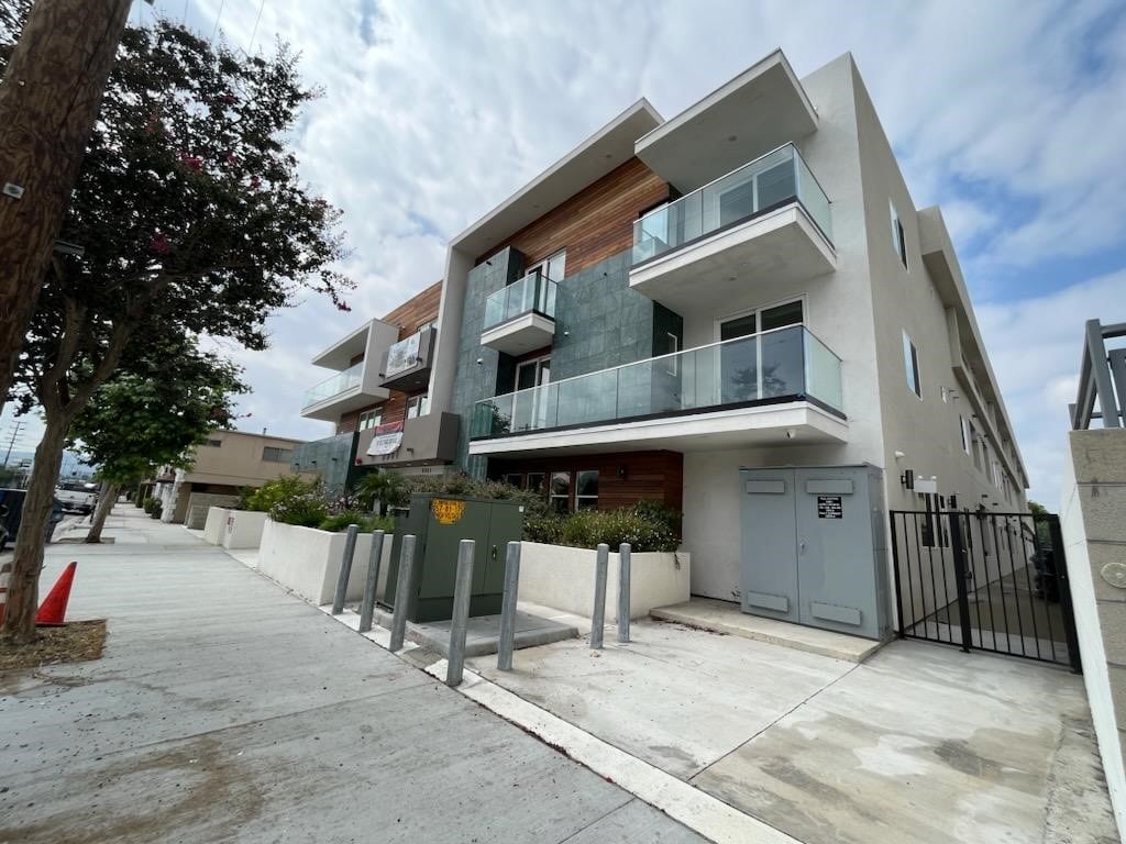 Pic-Laurel Canyon Apts 3