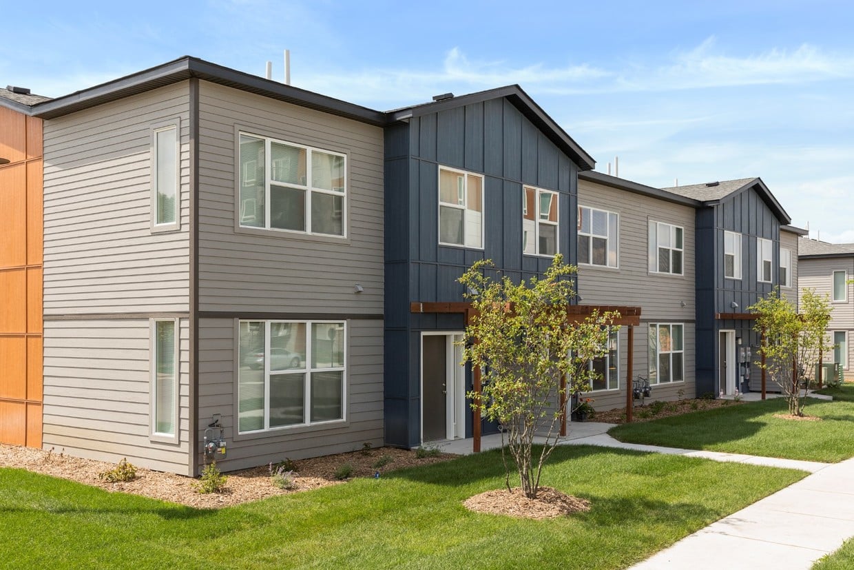the-liberty-apartments-townhomes-golden-valley-mn-building-photo