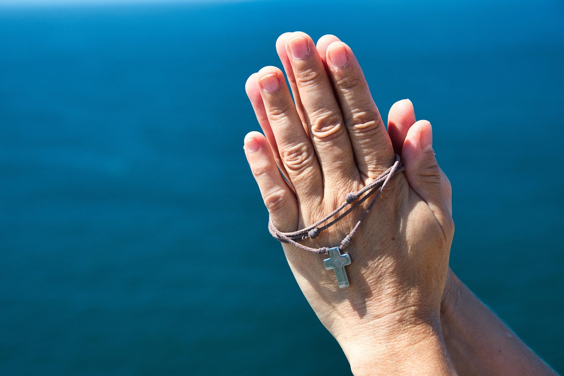 praying-hands-6564948_1920