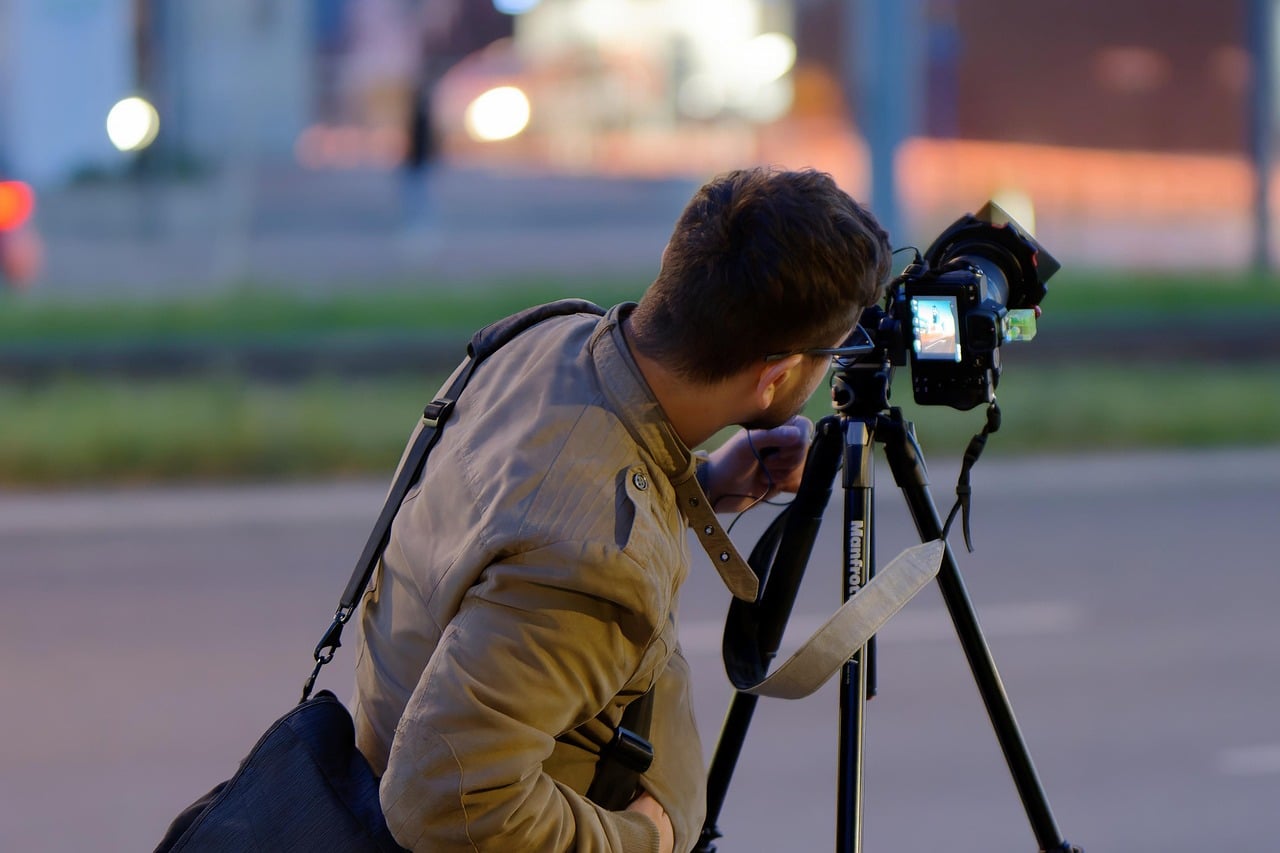 surprising_media-photographer-7399372_1280