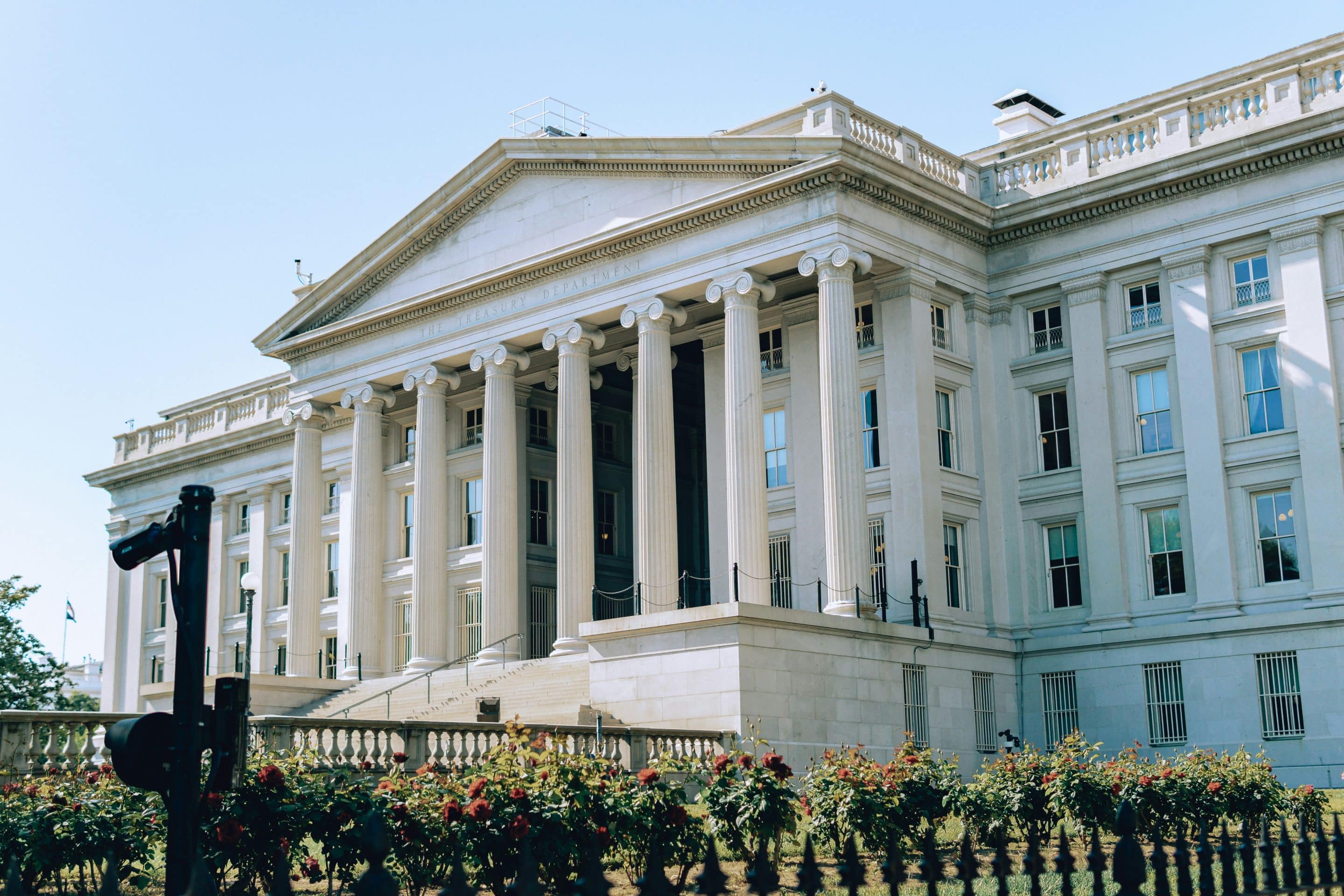 Treasury Building — Fed Inflation Outlook and Mortgage Rates The U.S. Treasury Building in Washington, D.C., with its columned exterior and American flag.
