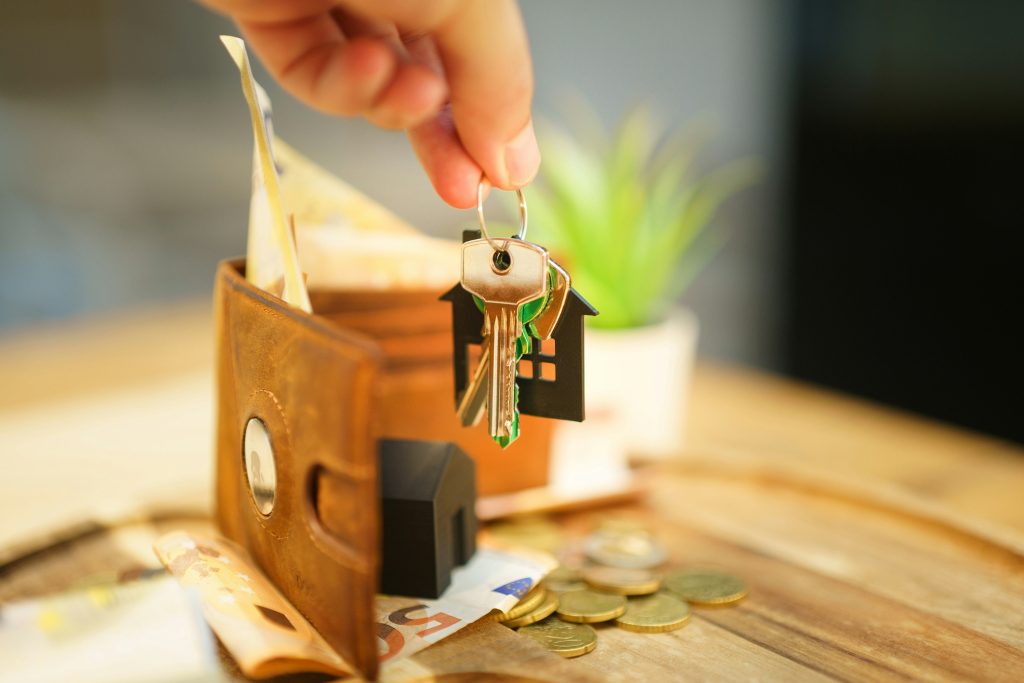 Homebuyer holding house keys with household financial paperwork, illustrating mortgage credit scoring and VantageScore 4.0