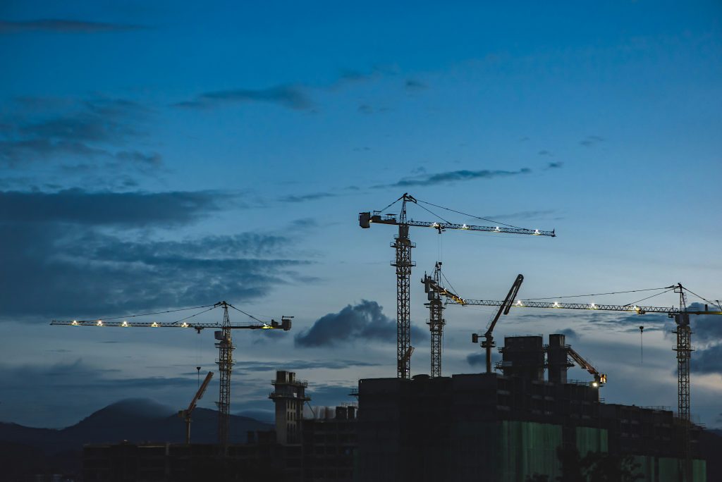 Construction cranes illustrating the relationship between financing costs and housing supply.