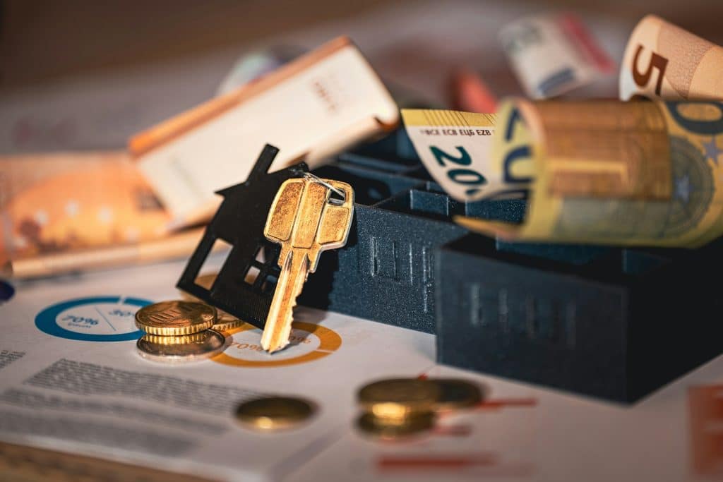 House keys and mortgage financing paperwork illustrating Newrez third-quarter mortgage origination results