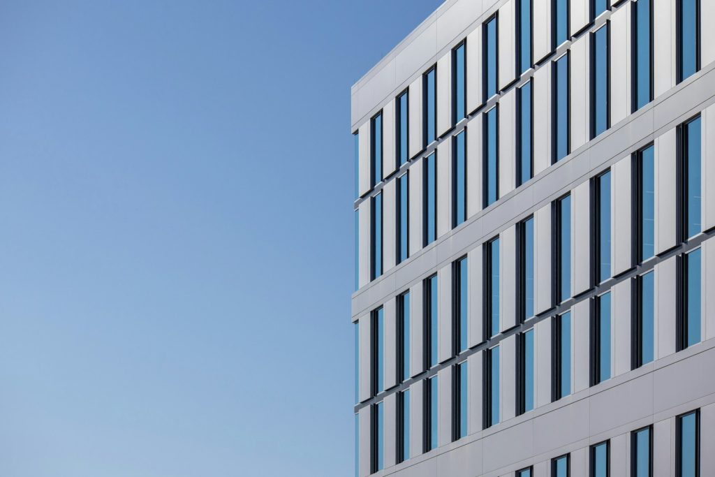 Modern office building exterior illustrating Brandywine Realty Trust office real estate earnings