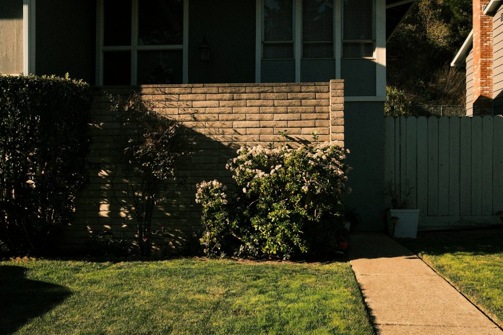 Suburban home with front lawn, illustrative image accompanying national pending home sales report